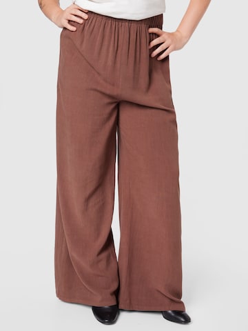 Nasty Gal Plus Wide leg Trousers in Brown: front