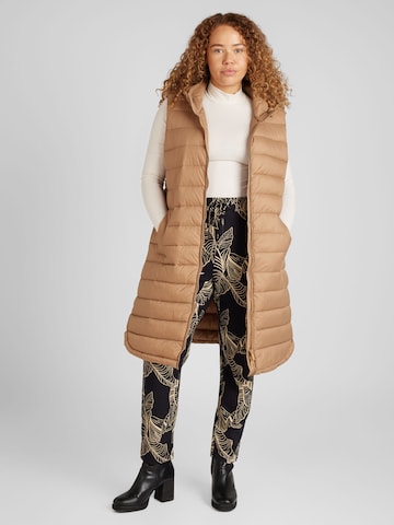 Gilet 'MELODY' di ONLY Carmakoma in marrone: frontale