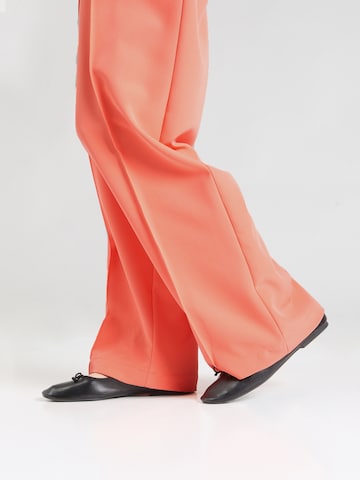 SOMETHINGNEW Zvonové kalhoty Kalhoty se sklady v pase – pink
