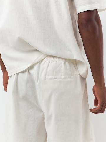 Pull&Bear Loose fit Trousers in White