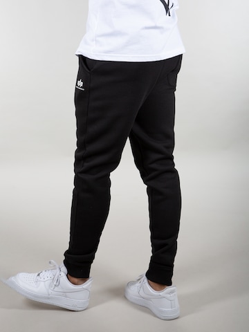 Effilé Pantalon ALPHA INDUSTRIES en noir