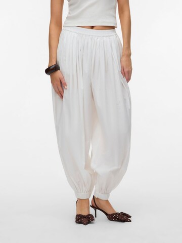 Effilé Pantalon 'AWCanella' VERO MODA en blanc : devant
