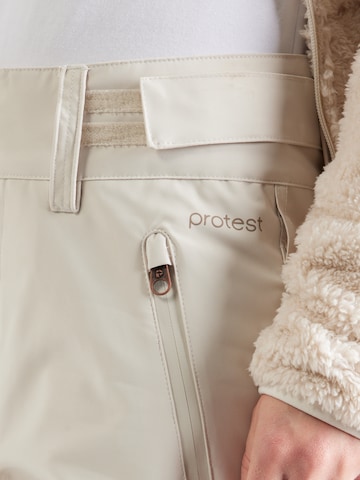 PROTEST - regular Pantalón deportivo 'CINNAMONES' en blanco