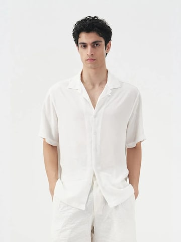 Coupe regular Chemise Giesto en blanc : devant