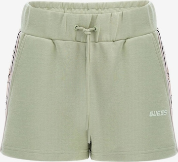 GUESS Shorts in Grün: predná strana