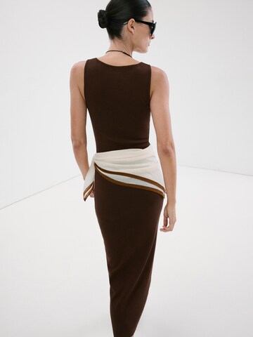 MANGO Pletené šaty 'BETTU' - Hnedá