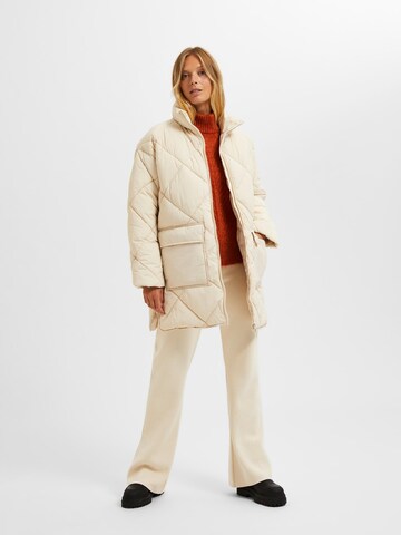 Manteau d’hiver 'Heidi' Selected Femme Curve en blanc