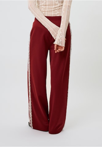 OH APRIL Ohlapna forma Hlače 'Kael' | rdeča barva