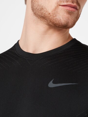 Tricou funcțional de la NIKE pe negru