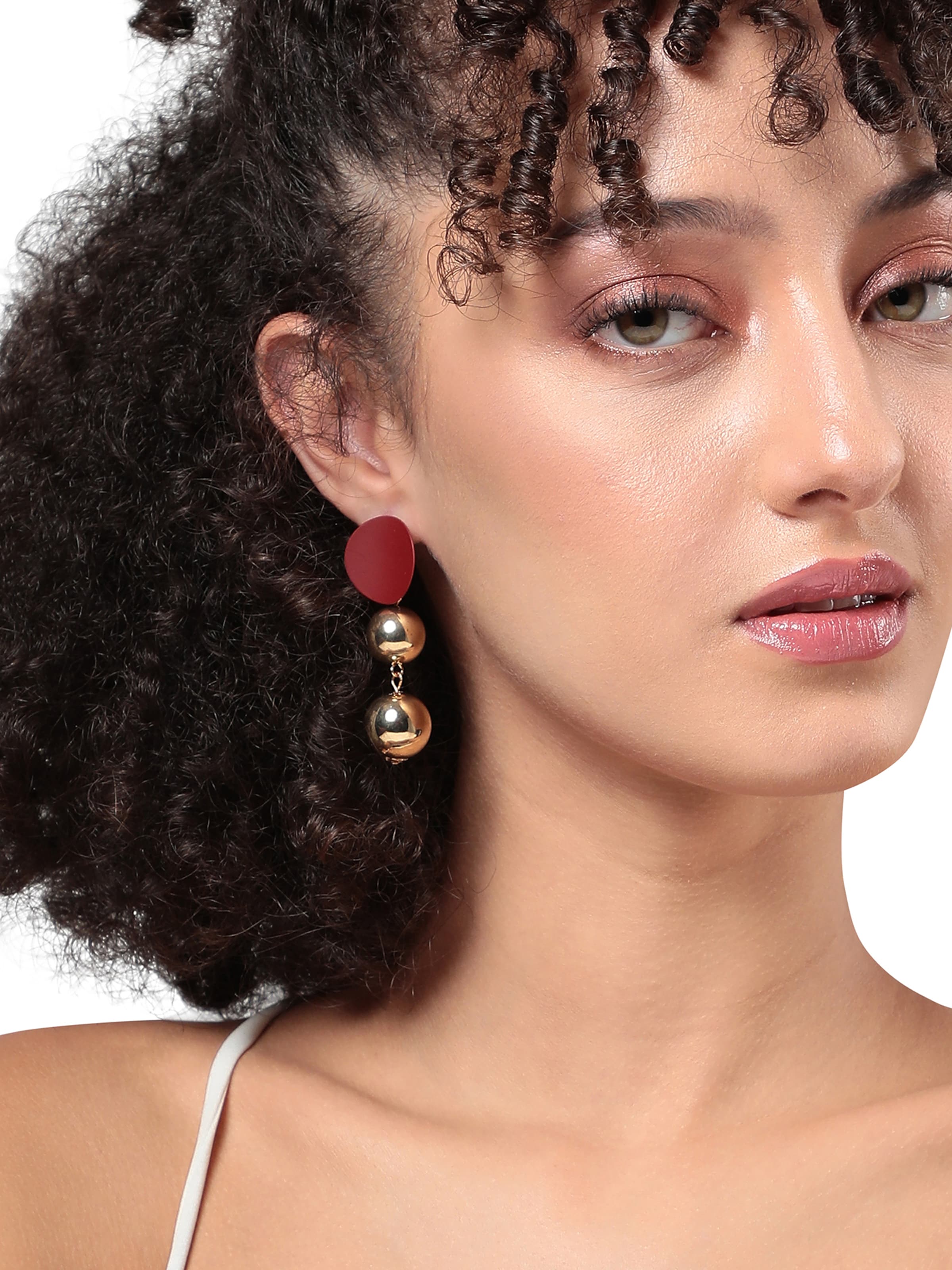 SOHI Σκουλαρίκια 'Narbada' σε κόκκινο: μπροστά