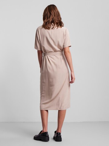 Robe-chemise 'Olivia' PIECES en beige