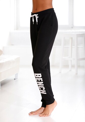 BENCH Tapered Nadrág 'Contrast' - fekete: elől