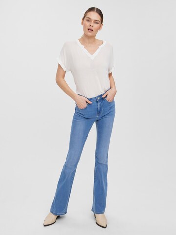 VERO MODA Flared Jeans 'Peachy' in Blauw