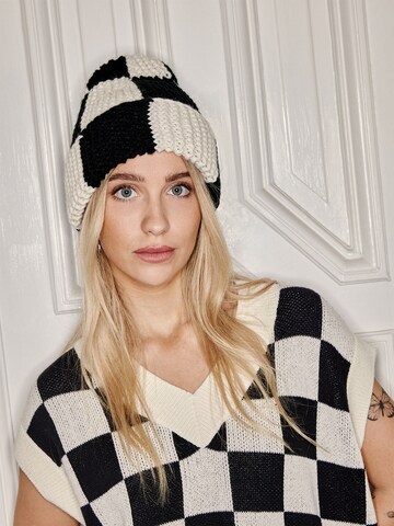 Ema Louise x ABOUT YOU Beanie 'Polly' in Black: front