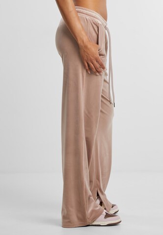 Loosefit Pantaloni di Urban Classics in rosa