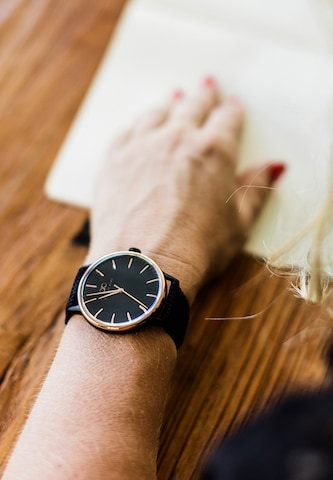 August Berg Analog Watch 'SERENITY' in Black: front