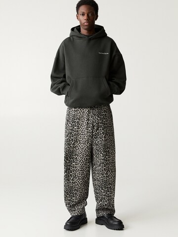 Pull&Bear Sweatshirt 'OUT OF THE OFFICE' i grön