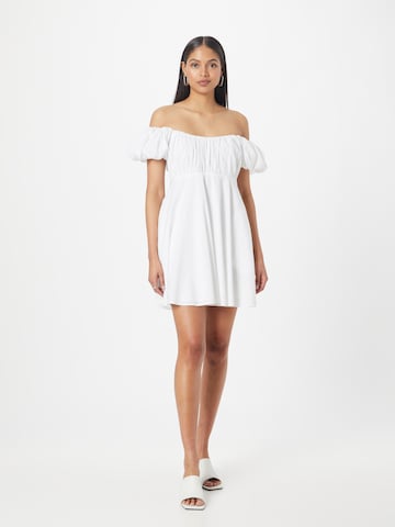 Rochie de cocktail de la Abercrombie & Fitch pe alb: față