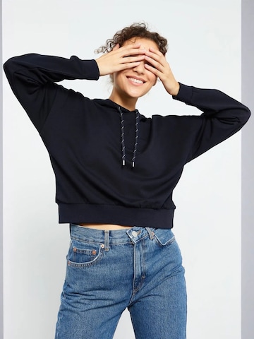 Sweat-shirt Tommy Life en bleu : devant