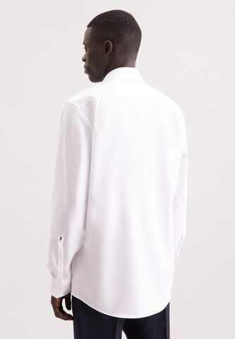 Coupe regular Chemise business 'Schwarze Rose' SEIDENSTICKER en blanc