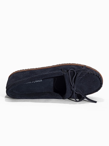 Mocassino 'Thunderbird Animikii' di Minnetonka in blu