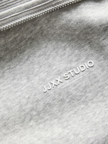 JJXX Jopa na zadrgo 'JXSTUDIO VESTERBRO' | siva barva