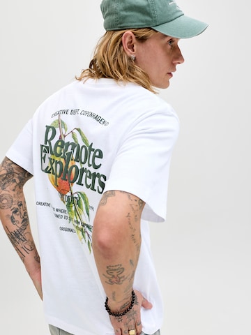 Tricou 'JORMONTAUK' de la JACK & JONES pe alb