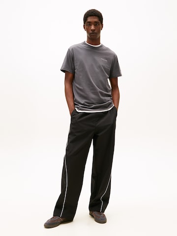 Tricou de la Tommy Jeans pe gri