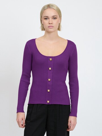 Influencer Pullover in Lila: Vorderseite