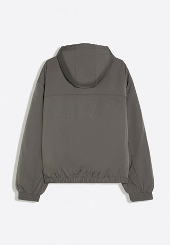 Giacca di mezza stagione di Bershka in grigio