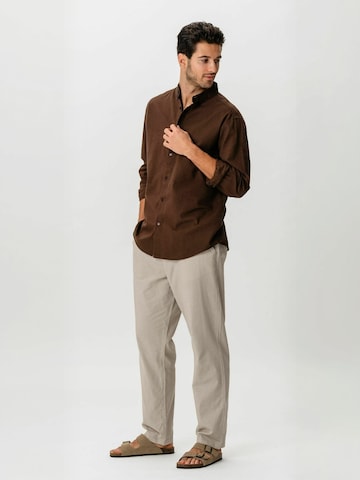 Coupe regular Chemise ' Linen Blend ' TEESHOPPEN en marron