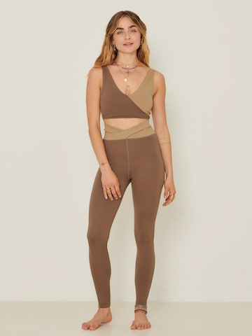 Skinny Leggings 'Alea' ABOUT YOU x Sofia Tsakiridou en marron : devant