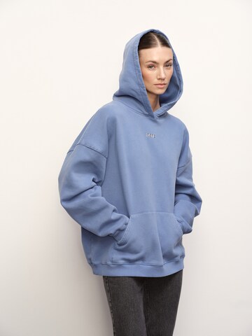 Sweat-shirt 'Zoey' RÆRE by Lorena Rae en bleu : devant
