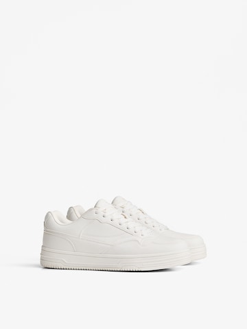 Bershka Trampki niskie w kolorze biały