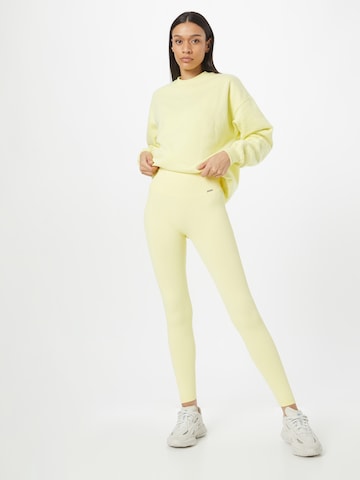 Skinny Pantaloni sportivi di aim'n in giallo