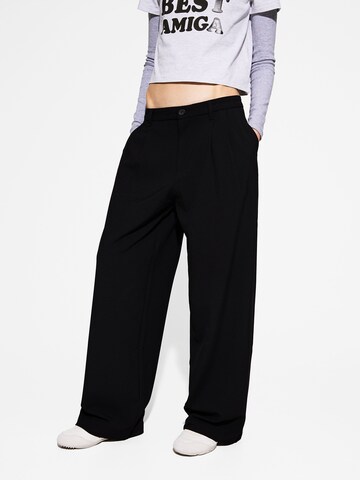 Bershka Wide leg Pleat-front trousers in Black: front