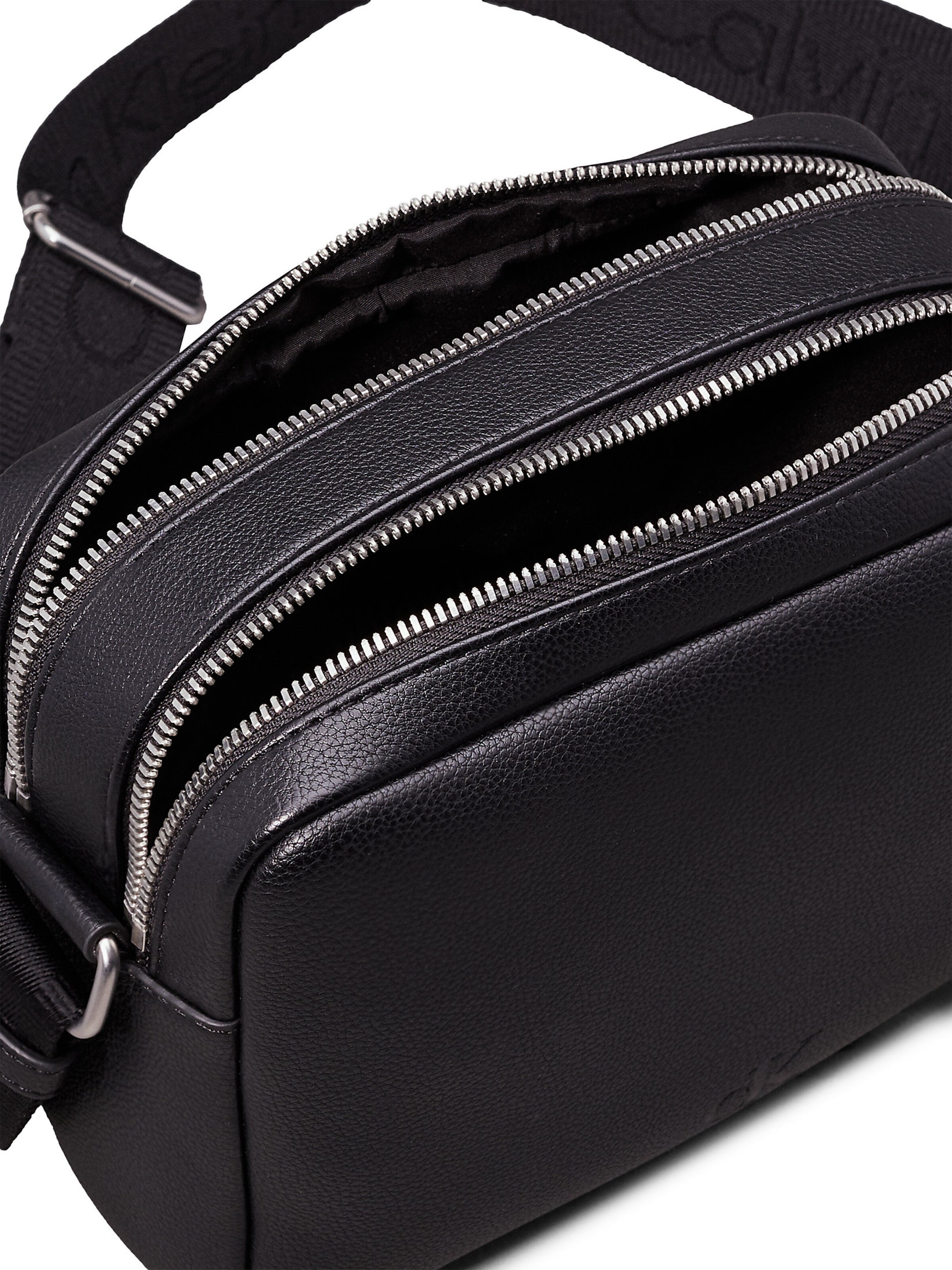 Calvin Klein Olkalaukku värissä musta