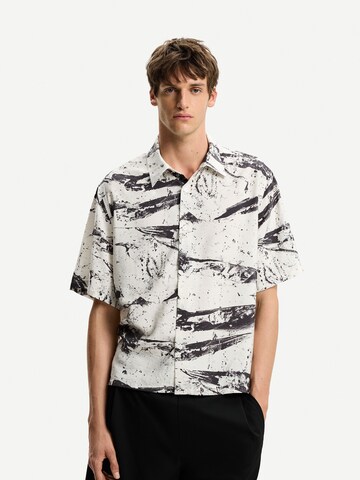 Fit confort Chemise Bershka en beige : devant