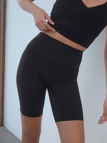 self. Skinny Shorts in Schwarz