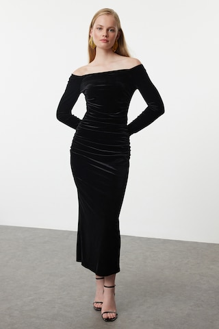 Rochie de la Trendyol pe negru: față