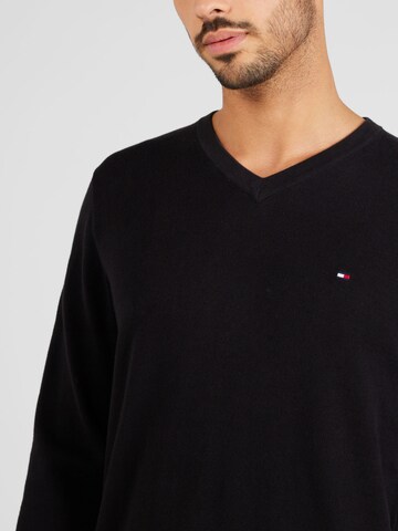 TOMMY HILFIGER Sweater in Black