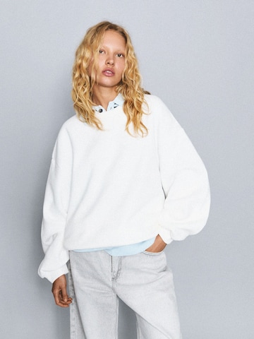 Sweat-shirt Bershka en blanc : devant