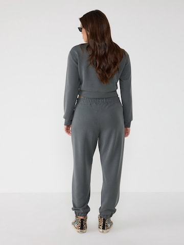 No Matter What Tapered Hose in Grau