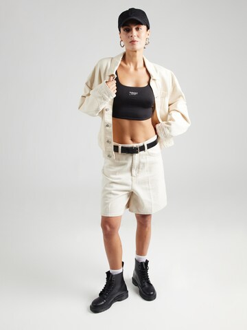Top de la Tommy Jeans pe negru