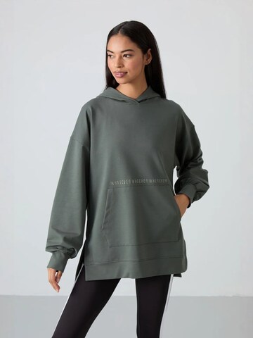 Tommy Life Sweatshirt in Green: front
