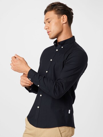 Coupe slim Chemise Lindbergh en noir : devant