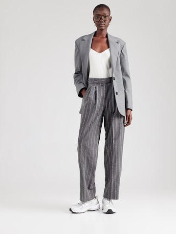 Largi Pantaloni cutați 'QUINN' de la SCOTCH & SODA pe gri