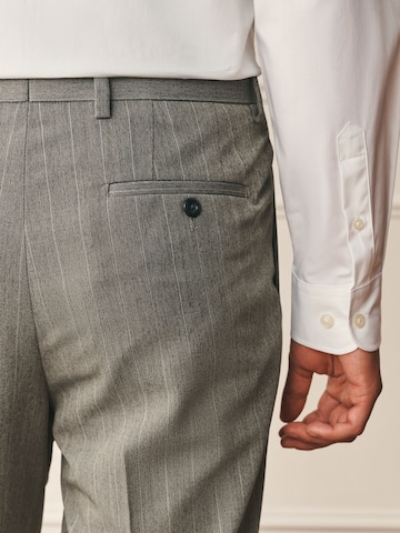 Regular Pantaloni cutați de la Next pe bej