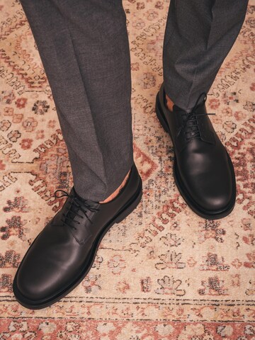 nae Vegan Shoes Veterschoen 'Oto' in Zwart
