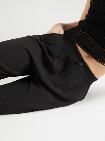 Molly BRACKEN Štandardný strih Plisované nohavice - Čierna